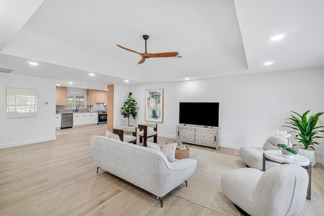 718 SW 27th Place, Boynton Beach FL 33435 - Boynton Beach, FL - Photo 2