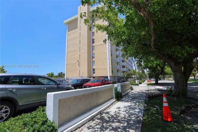 2000 NE 135th St # 906, North Miami FL 33181 - North Miami, FL - Photo 2