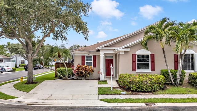 5823 Plum Harbor Cir, Tamarac FL 33321 - Tamarac, FL - Photo 2