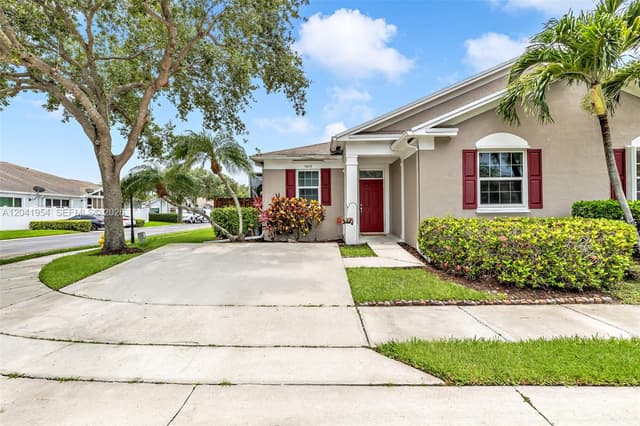 5823 Plum Harbor Cir, Tamarac FL 33321 - Tamarac, FL - Photo 3