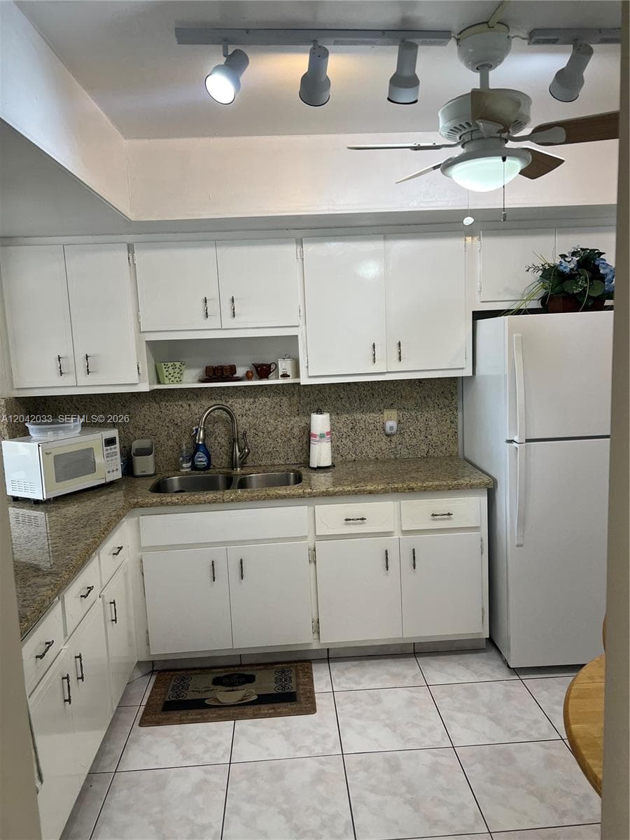 1351 NE Miami Gardens Dr # 222E, Miami FL 33179 - Miami, FL - Photo 1