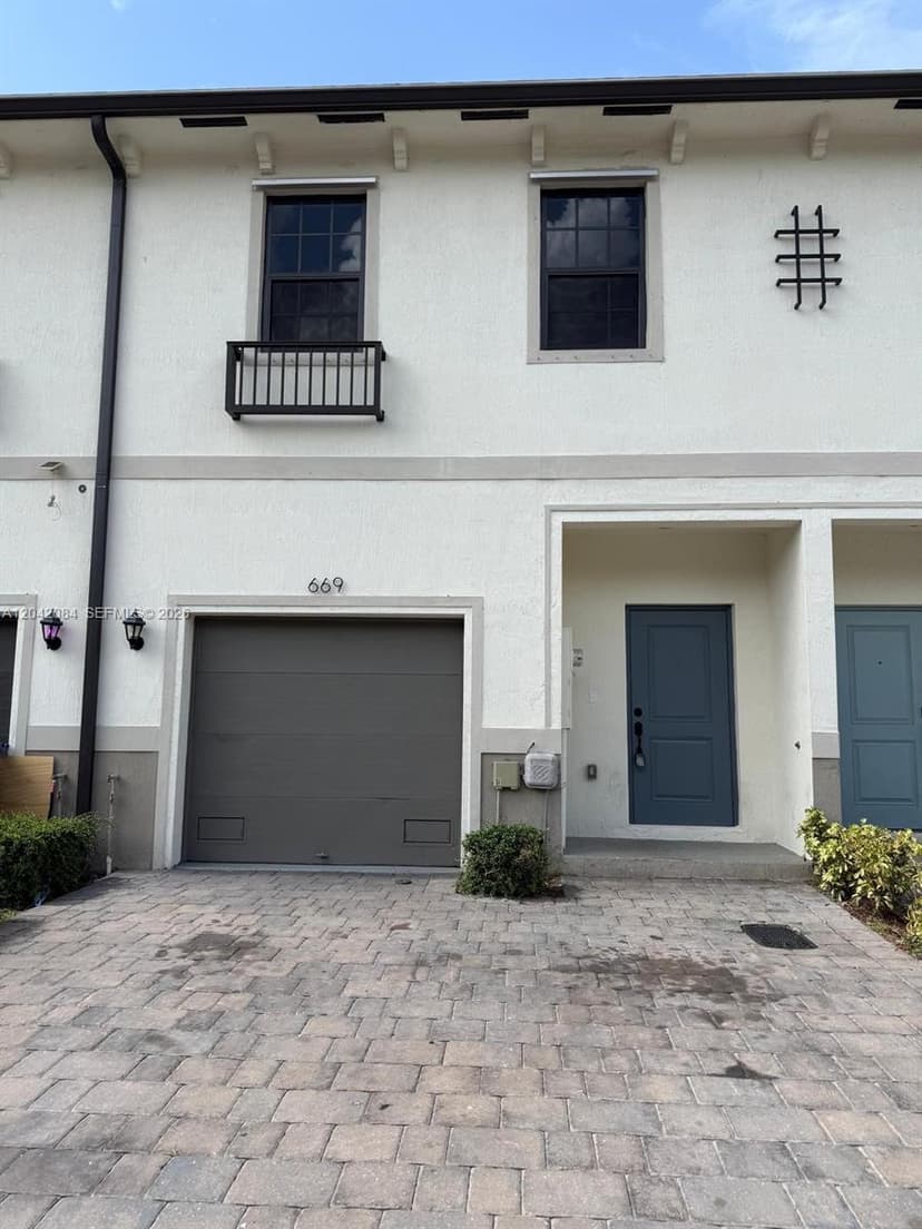 669 SW 11th St, Florida City FL 33034