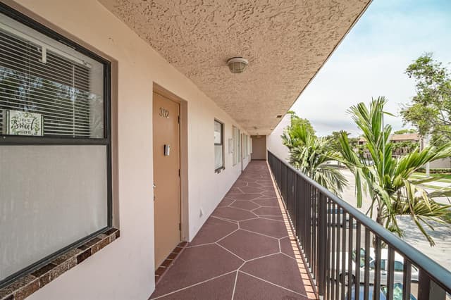 10331 Sunrise Lakes Boulevard # 302, Sunrise FL 33322 - Sunrise, FL - Photo 2