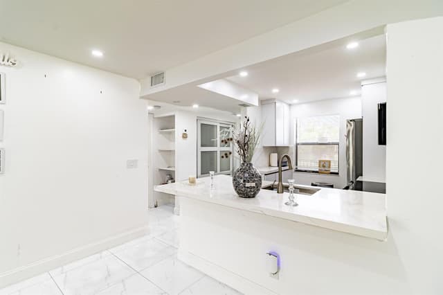 10331 Sunrise Lakes Boulevard # 302, Sunrise FL 33322 - Sunrise, FL - Photo 4