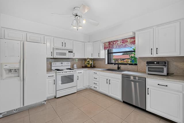 9830 Bischofia Tree Way, Boynton Beach FL 33436 - Boynton Beach, FL - Photo 4