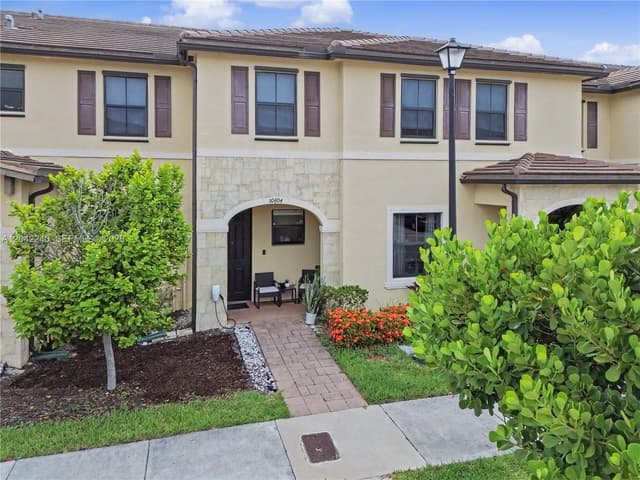 10604 W 33rd Ln, Hialeah FL 33018 - Hialeah, FL - Photo 2