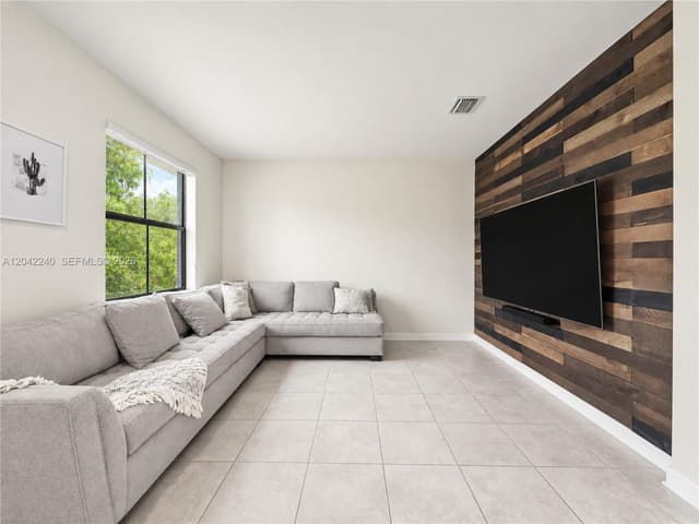 10604 W 33rd Ln, Hialeah FL 33018 - Hialeah, FL - Photo 3