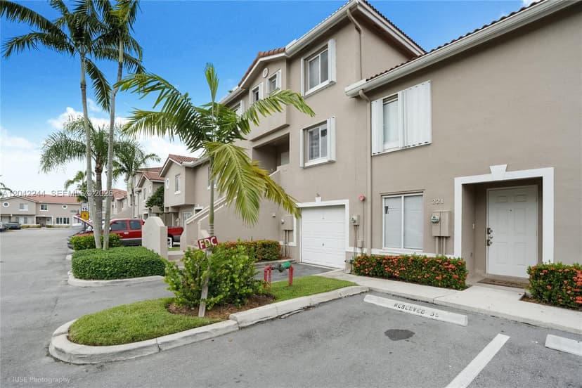 221 Riviera Cir, Weston FL 33326