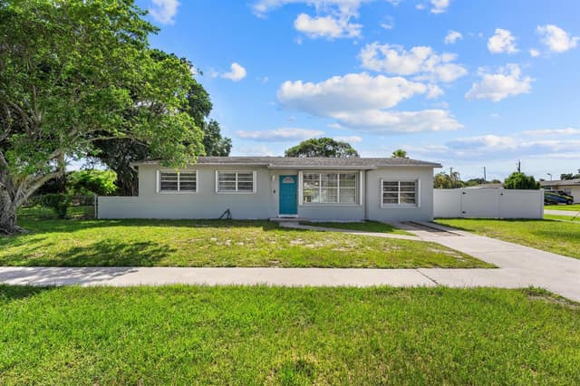 153 Abaco Drive, Palm Springs FL 33461 - Palm Springs, FL - Photo 2