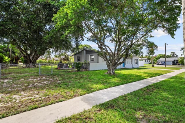 153 Abaco Drive, Palm Springs FL 33461 - Palm Springs, FL - Photo 4