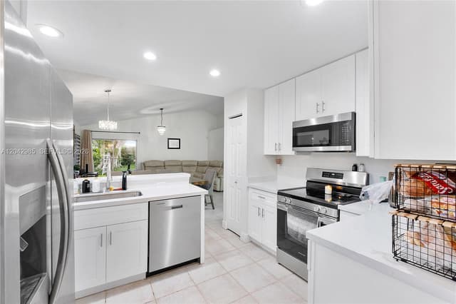 9161 N Lake Park Cir N, Davie FL 33328 - Davie, FL - Photo 6