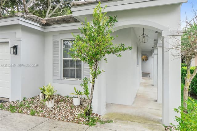 9161 N Lake Park Cir N, Davie FL 33328 - Davie, FL - Photo 3