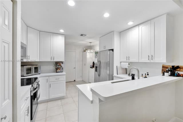 9161 N Lake Park Cir N, Davie FL 33328 - Davie, FL - Photo 5