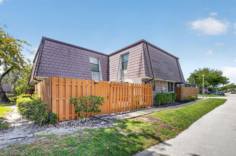 7582 Courtyard Run E, Boca Raton FL 33433