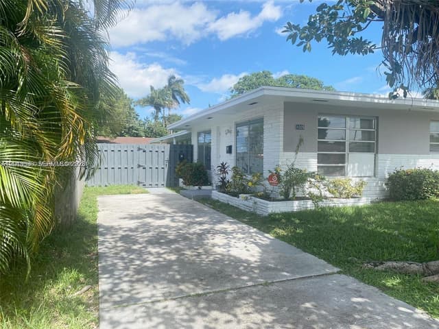1005 NE 2nd St, Hallandale Beach FL 33009 - Hallandale Beach, FL - Photo 2