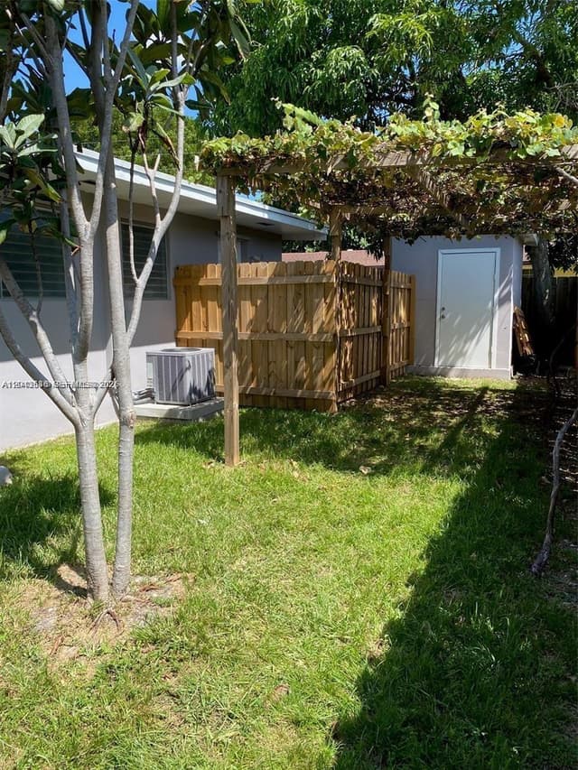 1005 NE 2nd St, Hallandale Beach FL 33009 - Hallandale Beach, FL - Photo 6