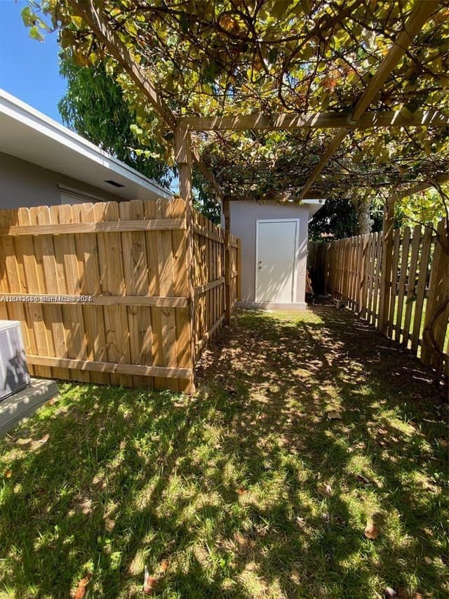 1005 NE 2nd St, Hallandale Beach FL 33009 - Hallandale Beach, FL - Photo 5
