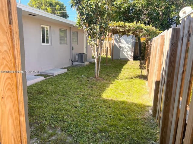 1005 NE 2nd St, Hallandale Beach FL 33009 - Hallandale Beach, FL - Photo 4
