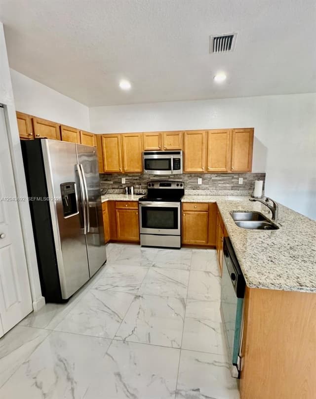8805 W 35th Ave, Hialeah FL 33018 - Hialeah, FL - Photo 7