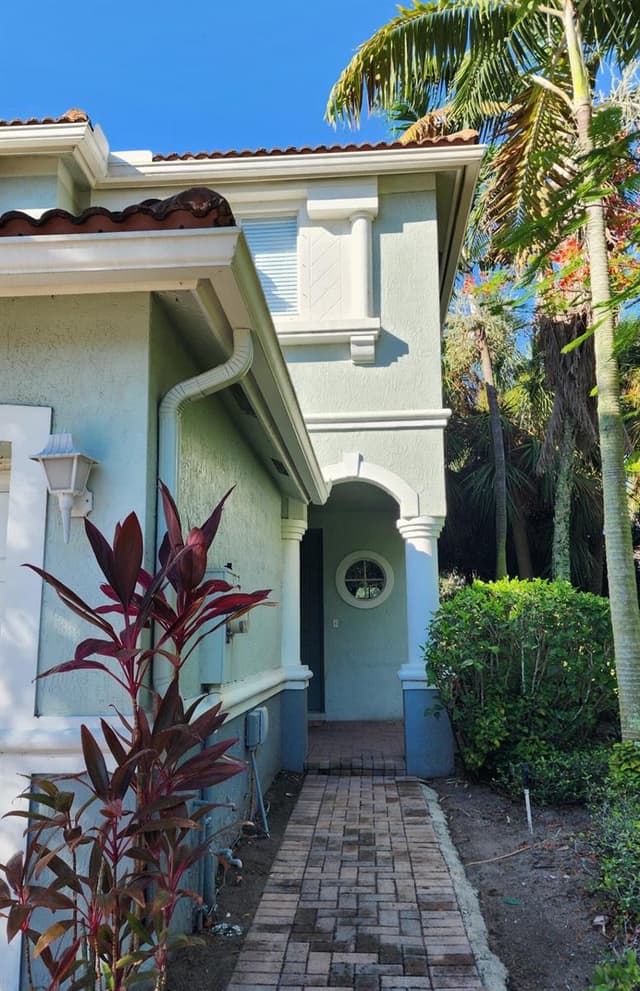 2124 Oakmont Drive, Riviera Beach FL 33404 - Riviera Beach, FL - Photo 2