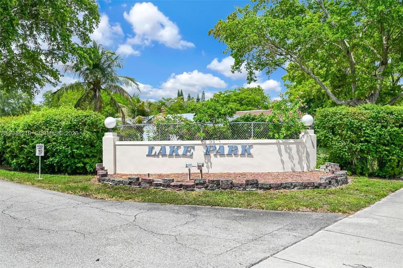 942 NE 199th St # 4E, Miami FL 33179
