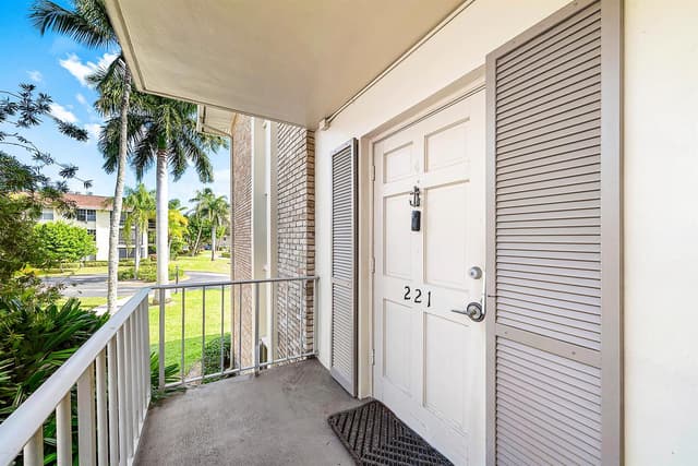 5540 Tamberlane Circle # 221, Palm Beach Gardens FL 33418 - Palm Beach Gardens, FL - Photo 4