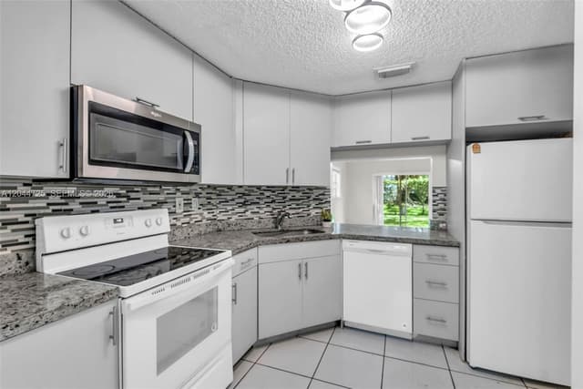 10018 Hammocks Blvd # 5, Miami FL 33196 - Miami, FL - Photo 4