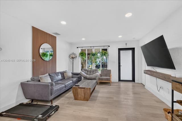1131 N 75th Ave, Hollywood FL 33024 - Hollywood, FL - Photo 4