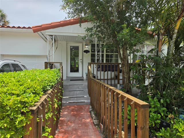 10801 NE 10th Ave, Biscayne Park FL 33161 - Biscayne Park, FL - Photo 2