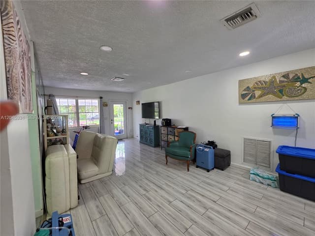 10801 NE 10th Ave, Biscayne Park FL 33161 - Biscayne Park, FL - Photo 4