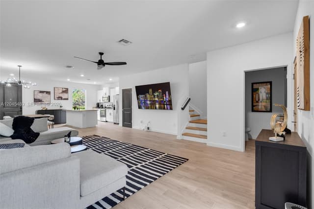 387 NW 17th St, Fort Lauderdale FL 33311 - Fort Lauderdale, FL - Photo 2