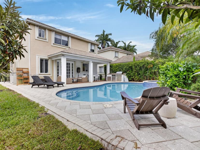 1401 Canary Island Dr, Weston FL 33327