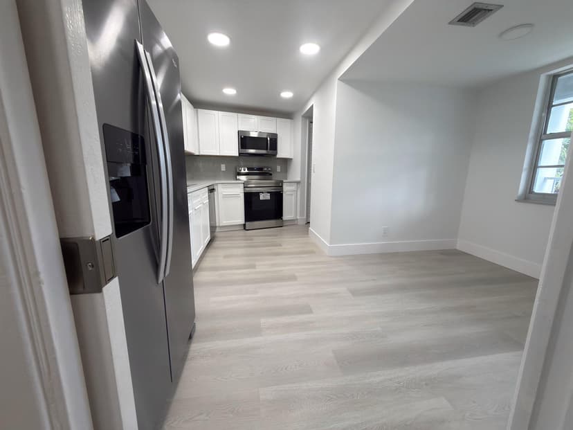 625 Oaks Drive # 305, Pompano Beach FL 33069