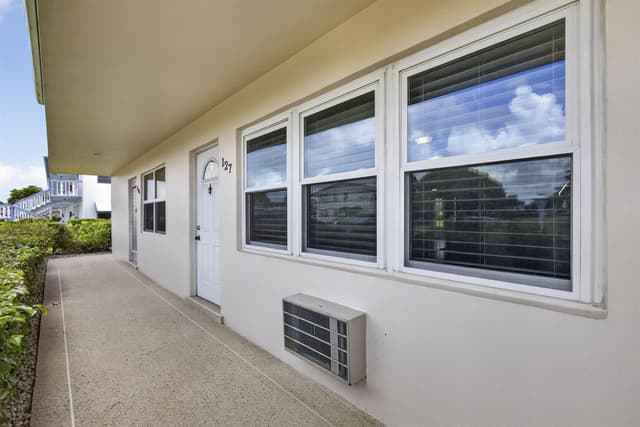 127 Chatham F, West Palm Beach FL 33417 - West Palm Beach, FL - Photo 3