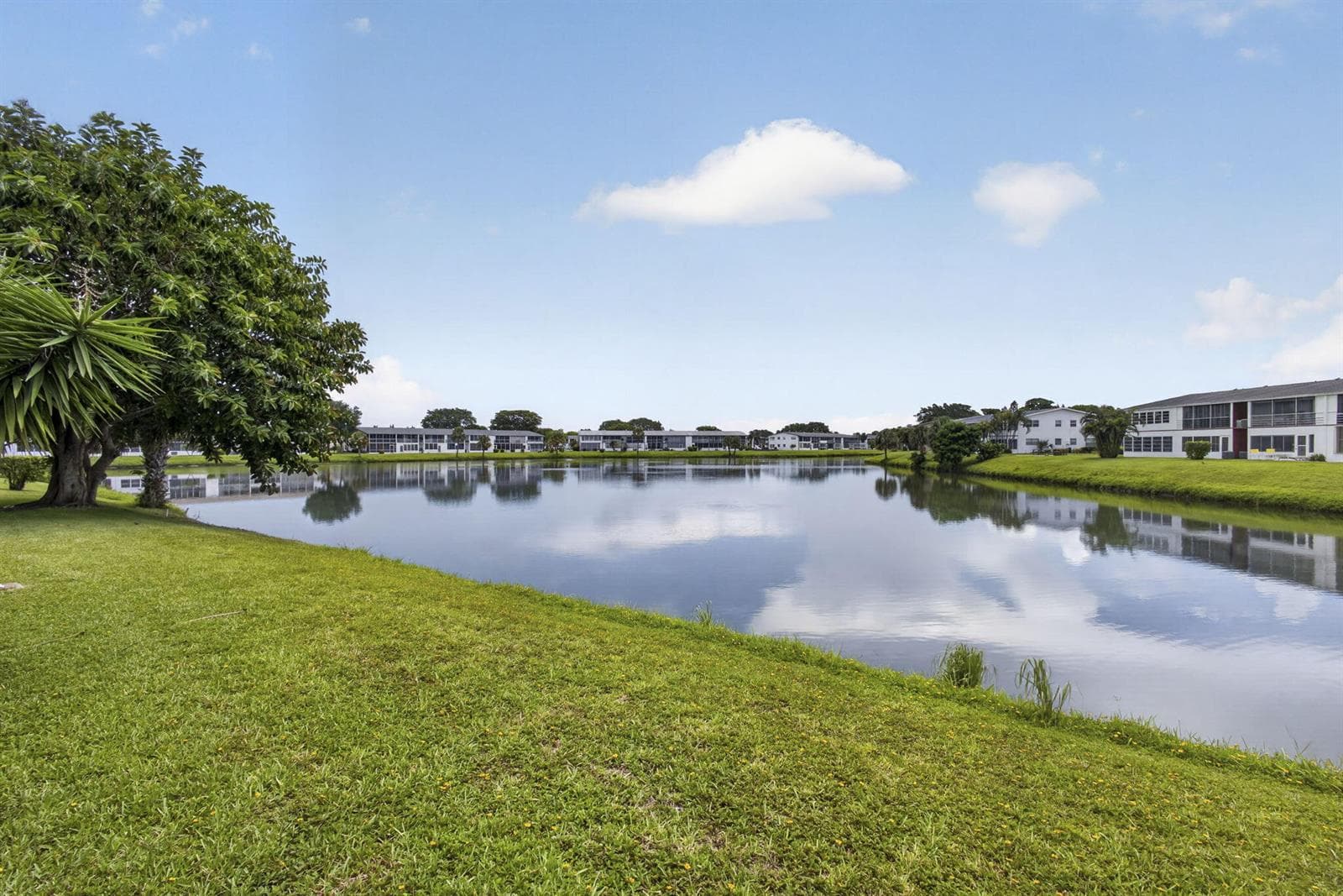 127 Chatham F, West Palm Beach FL 33417 - West Palm Beach, FL - Photo 1