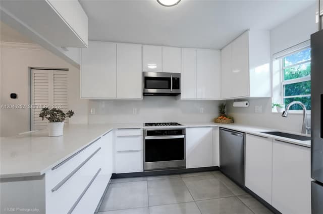 1556 Catalonia Ave, Coral Gables FL 33134 - Coral Gables, FL - Photo 5