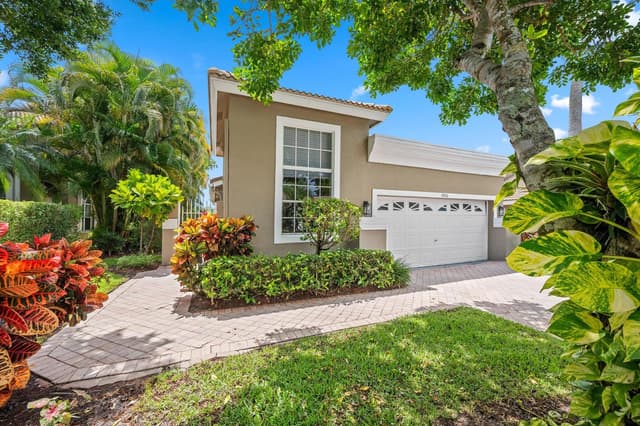 4706 Carlton Golf Drive, Lake Worth FL 33449 - Lake Worth, FL - Photo 2