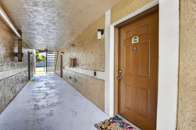 300 Palm Circle W # 106, Pembroke Pines FL 33025 - Pembroke Pines, FL - Photo 2
