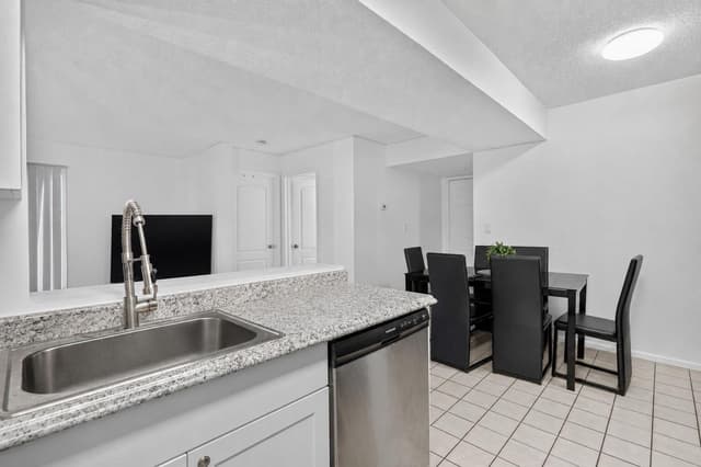 300 Palm Circle W # 106, Pembroke Pines FL 33025 - Pembroke Pines, FL - Photo 7