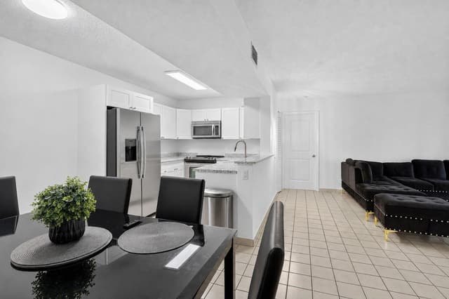 300 Palm Circle W # 106, Pembroke Pines FL 33025 - Pembroke Pines, FL - Photo 3