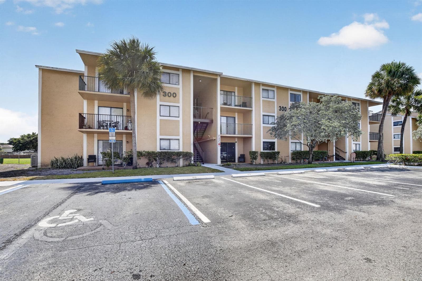 300 Palm Circle W # 106, Pembroke Pines FL 33025 - Pembroke Pines, FL - Photo 1
