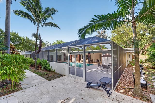 15200 SW 81st Ave, Palmetto Bay FL 33157 - Palmetto Bay, FL - Photo 2