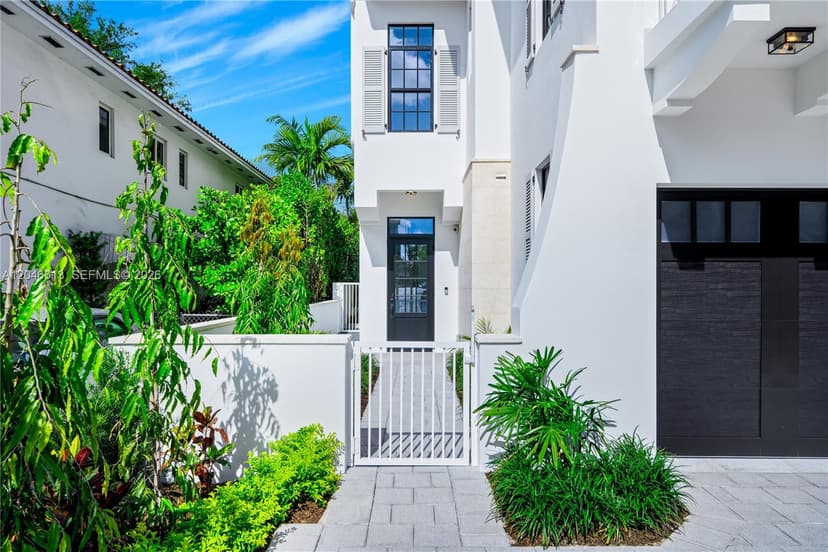 2710 S Le Jeune Rd, Coral Gables FL 33134