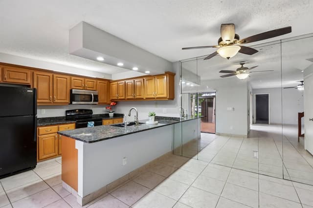 1176 SW 118th Terrace, Davie FL 33325 - Davie, FL - Photo 5