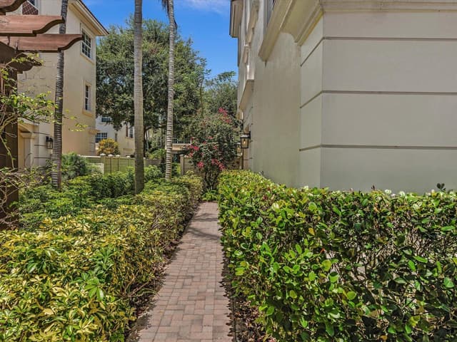 5575 NE Trieste Way, Boca Raton FL 33487 - Boca Raton, FL - Photo 2