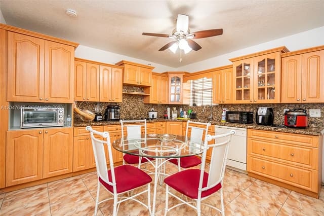 525 E 24th St, Hialeah FL 33013 - Hialeah, FL - Photo 6