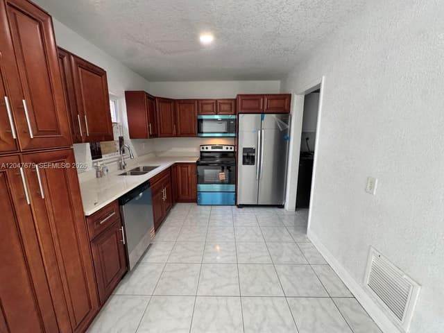 7612 Plantation Blvd, Miramar FL 33023 - Miramar, FL - Photo 4
