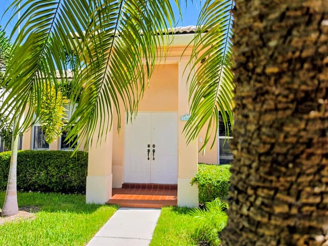 14013 N Cypress Cove Circle, Davie FL 33325 - Davie, FL - Photo 2