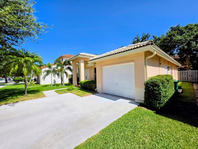 14013 N Cypress Cove Circle, Davie FL 33325 - Davie, FL - Photo 3