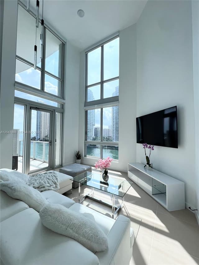 300 S Biscayne Blvd # 814, Miami FL 33131 - Miami, FL - Photo 2